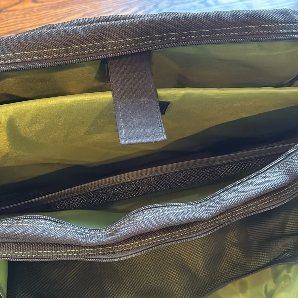 Targus black multi-zipper pockets padded laptop messenger bag.